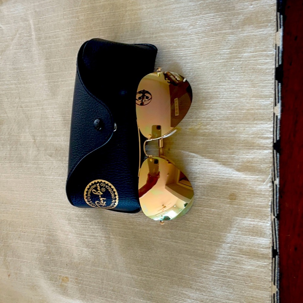 Women’s rose gold Ray-Ban aviators